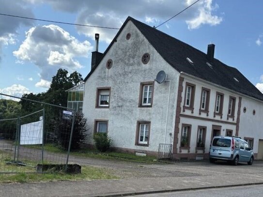 Zwangsversteigerung EFH sowie Wiesengrundstücke in Wadern, 160.190 Euro