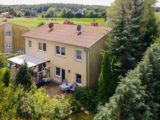 Am Feld! Stadtvilla-Doppelhaushälfte in Prötzel - Mit Keller, Einbauküche, zwei Bädern, Pool u.v.m.