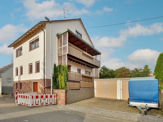 2-Familienhaus mit großem Garten, 3 Garagen und Potenzial in ruhiger Lage!