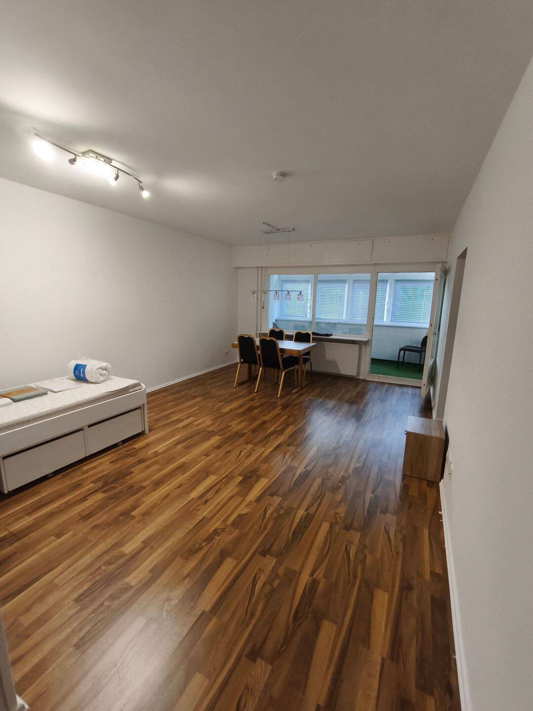 Zur Miete steht eine schöne 2,5-Zimmer-Wohnung möbliert im Erdgeschoss eines gepflegten Mehrfamilienhauses. - Foto 1
