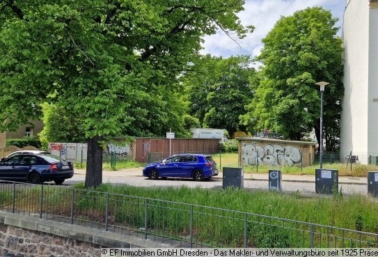 Baugrundstück (Flurstück 43q) mit 630 m² und zwei Garagenkomplexen in 01187 Dresden