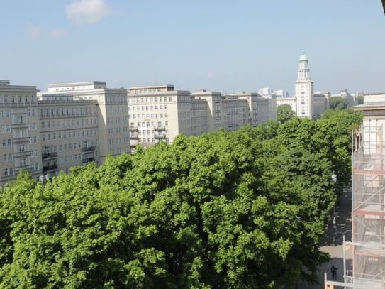 Wohung in den Stalinbauten (möbliert) - direkt an der Simon-Dach-Straße. Zimmer ab 1.10.2024 frei!