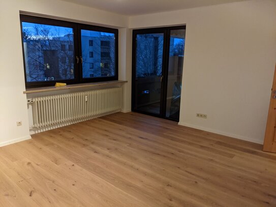 Großzügige, gepflegte 3 - 4 ZKB Whg, sonnige Loggia, TG, EBK ca. 88 m², 2021 renoviert, ab Nov. 24