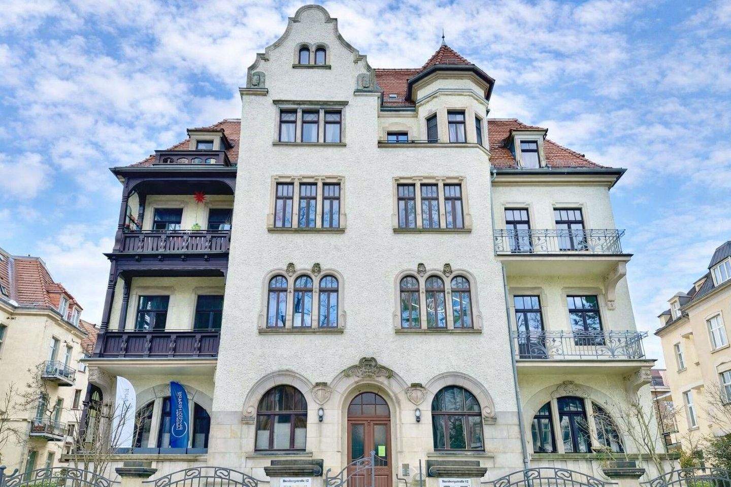 Helle und schöne 3-Zimmer-Wohnung in denkmalgeschützter Villa