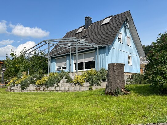 **Einfamilienwohnhaus in Feldrandlage mit herrlichem Fernblick auf großem Grundstück**