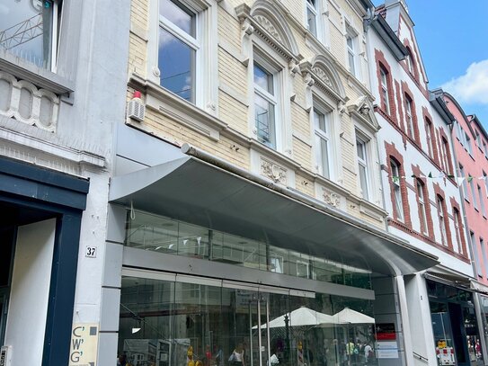 Geräumiges Ladenlokal mit markanter Fensterfront in Benrather Fußgängerzone