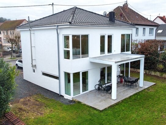 MODERNES EINFAMILIENHAUS MIT BLICK AUF DEN ROTENFELS - KOMFORT UND NATUR VEREINT | TERRASSE | EBK