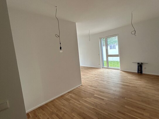 Nahezu uneinsehbare, helle 2-Zimmer-Wohnung m. Tageslichtbad - jetzt fertig!