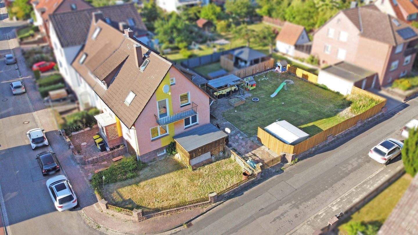 Garbsen-Berenbostel - Zweifamilien-DHH mit gr. Garten & 2 Garagen