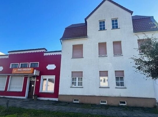 Mehrfamilienhaus 2 WE sanierungsbedürftig mit angrenzenden Verkaufsladen ca. 120 m² auf großem Grundstück direkt in Zer…