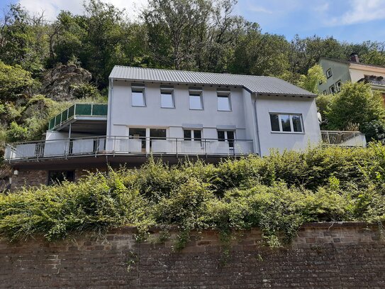 Interessantes Einfamilienhaus mit Dachterrasse, großem Balkon und 2 Garagen in idyllischer Wohnlage von Bad Bertrich