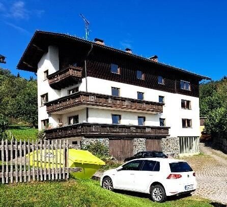 Haus mit 6 Wohneinheiten und Hallen in herrlicher Aussichtslage