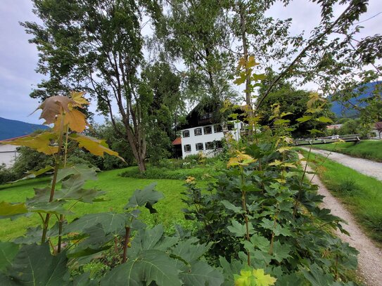 GR. HAUS MIT WEITEREM BAURECHT IN IDYLLISCHER LAGE, JEDOCH MITTEN IN UNTERWÖSSEN