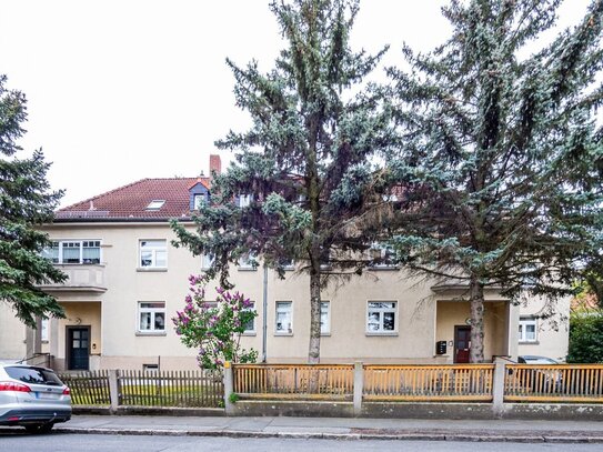 Schöne Altbauwohnung in südlicher Höhenlage. Tageslichtbad, Wohnküche und Übernahme EBK möglich.