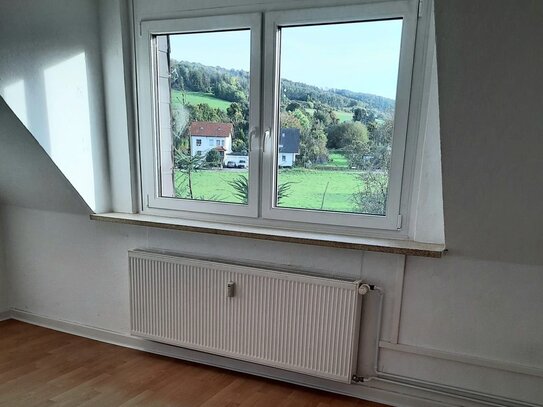 Helle Dachgeschosswohnung im ruhigen Amelunxen mit Panormablick