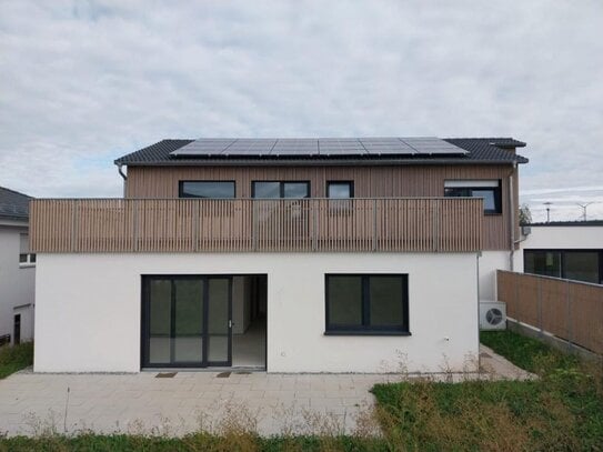 Wunderschöne, helle 4,5 Zi Neubau-Wg mit großer Terrasse, Gartenanteil, Garage u. Stellplatz