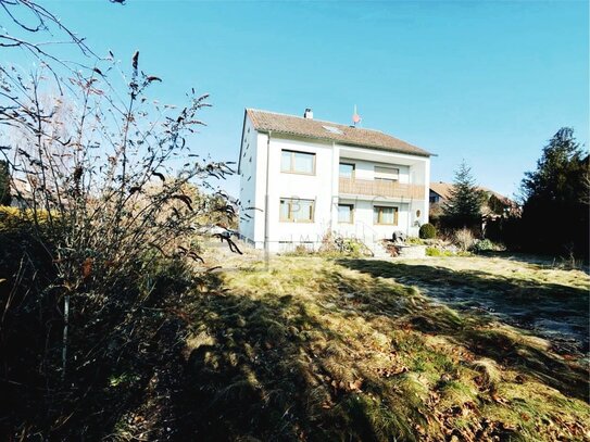 Mehrfamilienhaus mit malerischem Ausblick ins Grüne und Entwicklungspotenzial