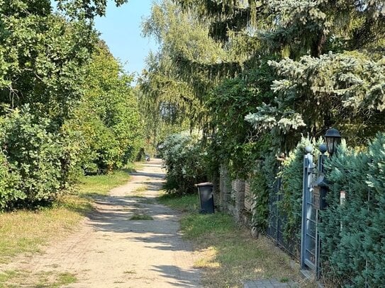 Bauplatz mit Abriss- Häuschen- Herausforderung in bester Biesdorer Lage