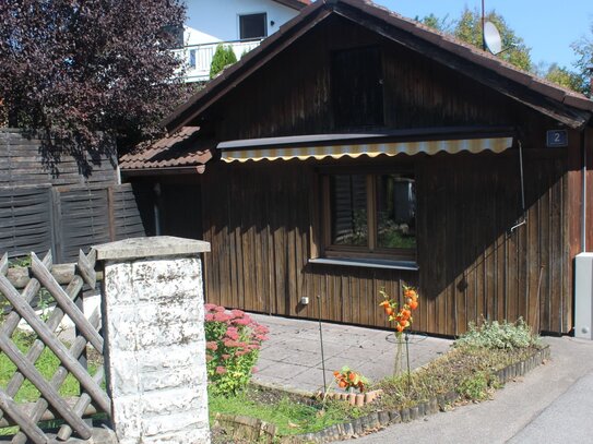 Alter Bungalow mit zwei Terrassen, Carport & sonnigem Garten