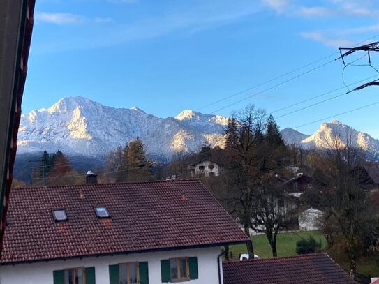 Neuwertige 2,5-Zi.-Dachgeschosswohnung in ruhiger Lage von Kochel a. See