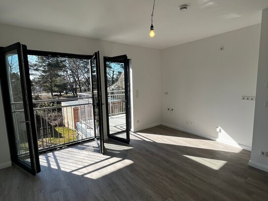 Moderne, helle 2-Raum-Wohnung mit großem Balkon, Garten und privatem Parkplatz Schöneiche bei Berlin