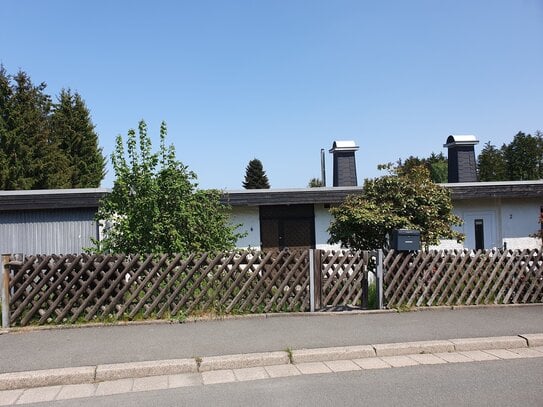 Bungalow mit Küchenzeile, Wintergarten und Garage