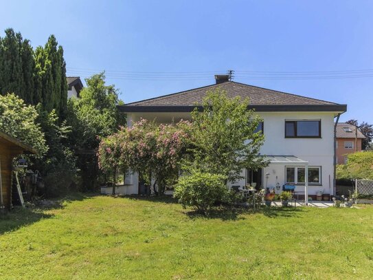 Familienfreundlicher Bungalow mit Einliegerwohnung und unverbaubarem Weitblick in Südrichtung