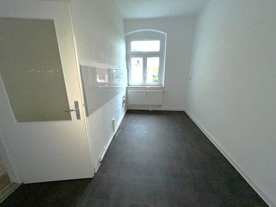 +++ Frisch renoviert // Geräumige Wohnung mit Altbaucharme +++