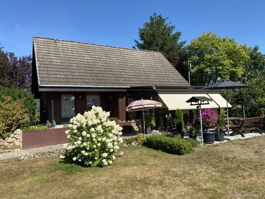 Schönes Einfamilienhaus mit großem Grundstück und Garage!