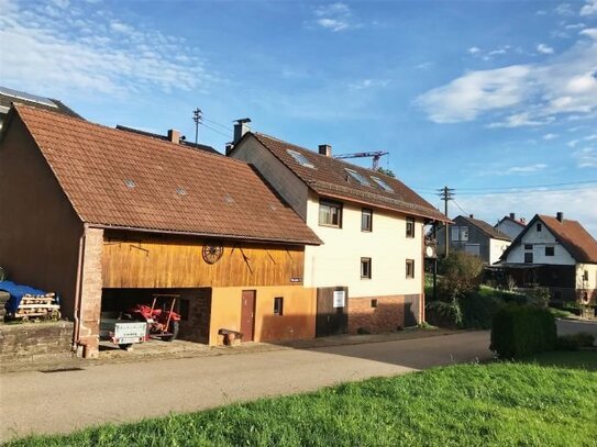 Älteres Bauernhaus mit Stall, Scheune und Bauplatz