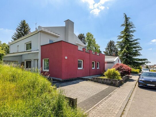 Haus in Top Lage mit Büroflächen, Garten und großer Garagen direkt in Bretten