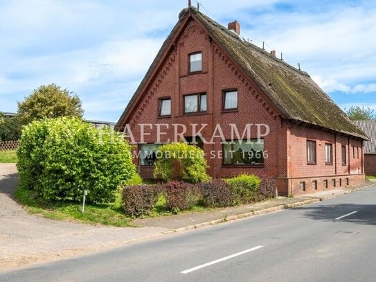 Reetdach-Rarität mit Halle und Garage