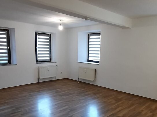 * Wunderschön renovierte 3-Zimmer-Wohnung mit Terrasse und eigenem Stellplatz im beschaulichen Zandt! *