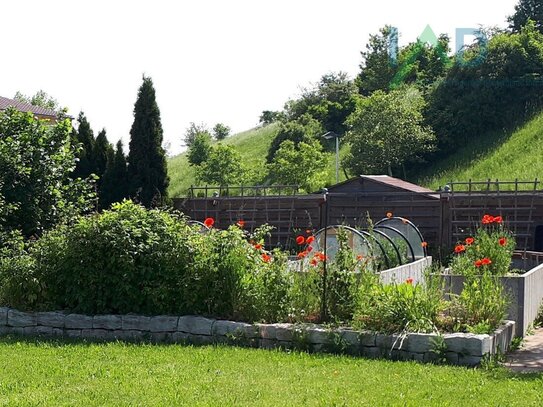 Großzügige Wohnung mit Einfamilienhaus-Charakter und ruhigem Garten in zentraler Randlage