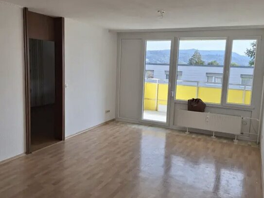 Renovierte 2-Zi-Eigentumswohnung mit Einbauküche, Balkon und Außenstellplatz