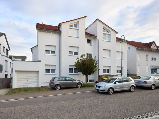 Renovierte 3,5-Zimmer-Dachgeschosswohnung mit großem Balkon und eigener Garage