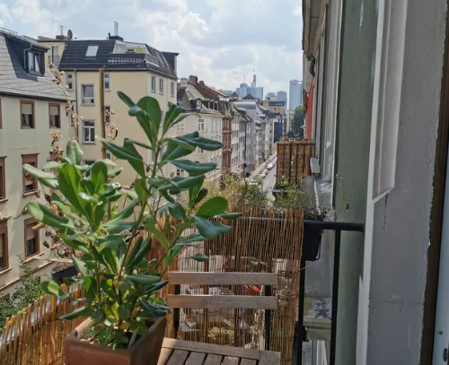 ZWISCHENMIETE: Charmante 2-Zimmer-Altbauwohnung mit Balkon, möbliert. (ab Juli 2025, 1 Jahr)