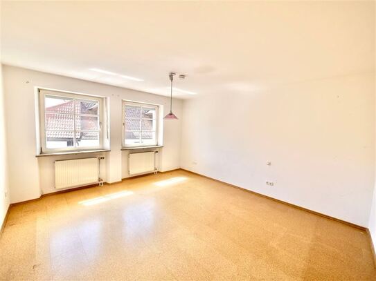 Zweifamilienhaus mit Potenzial für 3. Wohnung + 4 Garagenplätzen + großer Garten/extra Bauplatz!