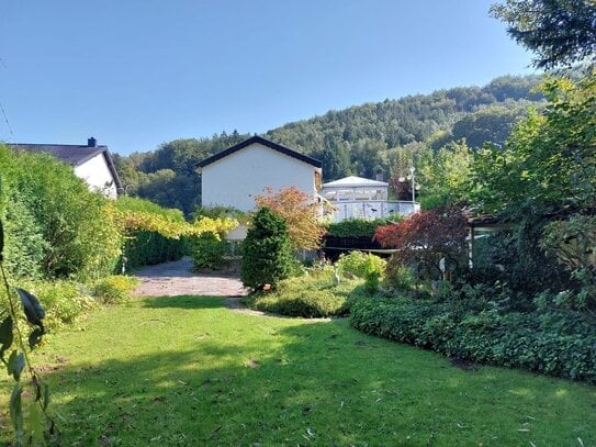 Reichenbrunn! Freistehender Bungalow mit Gartenanlage, Fischteich,und Pavillon und 3 Garagen, in ruhiger, idyllischer L…