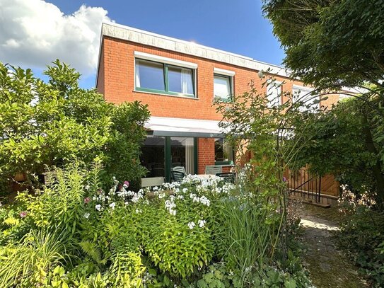 Reihenendhaus mit idyllischem Garten und Garage