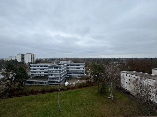 Modernisierte 2-Zimmerwohnung mit Balkon, wunderbarem Ausblick und PKW-Stellplatz in Nürnberg