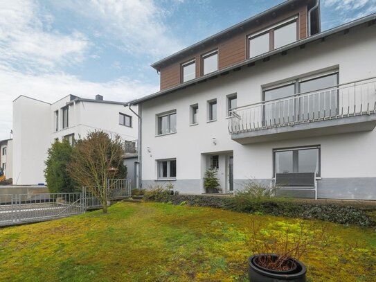 Gepflegtes Zweifamilienhaus mit tollem Ausblick, Doppelgarage und Garten!