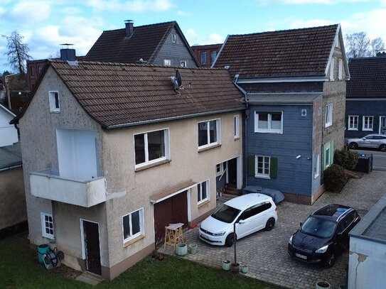 Wohnen mit Charme: Modernisiertes Einfamilienhaus in Solingen mit Traumgrundstück