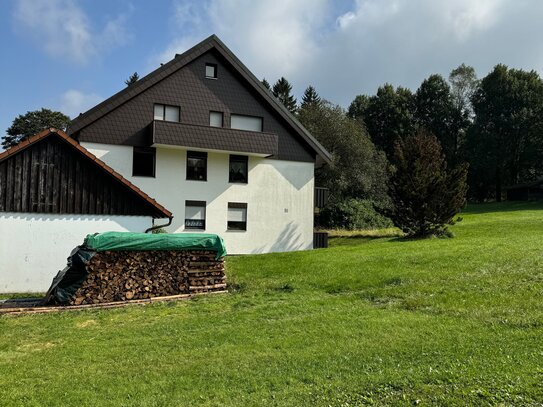 Sehr schöne 2 Zi. DG-ETW mit großem Balkon und Weitblick ins Grüne