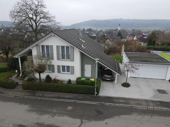 Neuwertiges freistehendes Einfamilienhaus mit ELW auf tollem Grundstück mit Fernsicht in Hilzingen