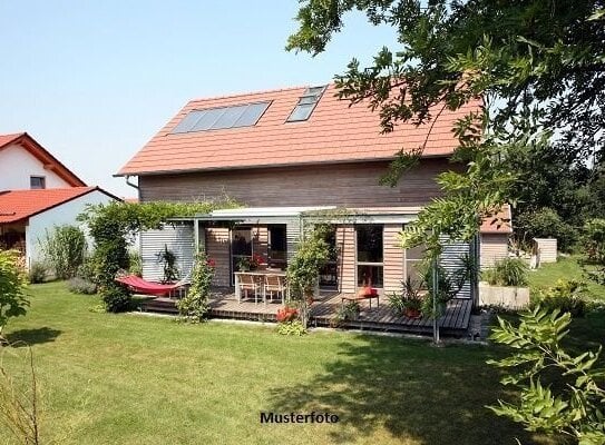 Freistehendes Einfamilienhaus und Doppelcarport