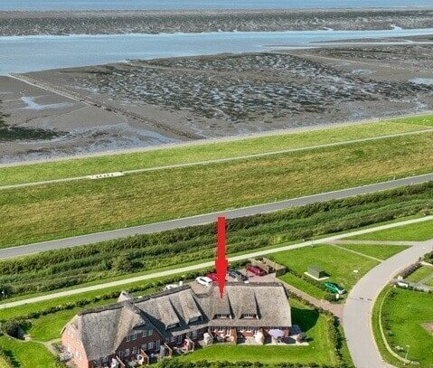 Direkt hinter dem Naturerbe Wattenmeer - landschaftstypisches Reihenmittelhaus unter Reet!