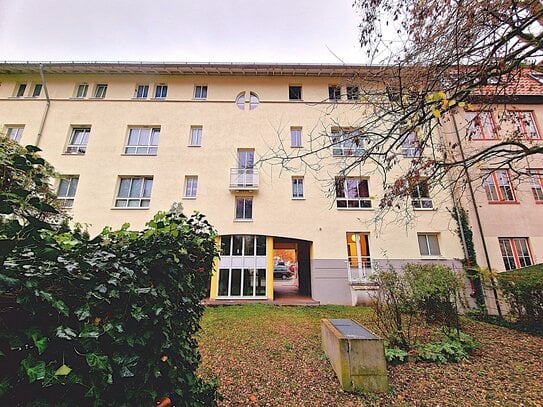 Geräumige 2 Raum Wohnung mit süßer Loggia!