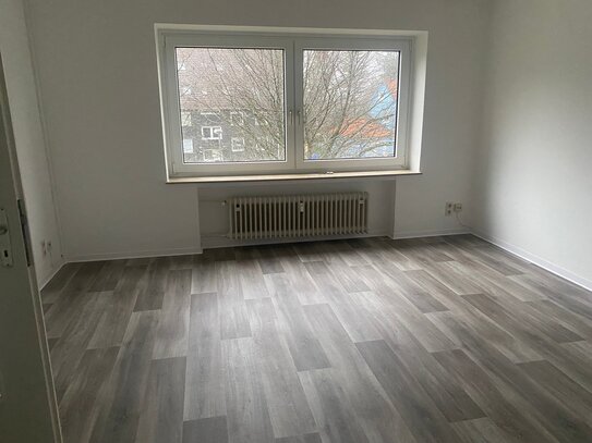 DIREKT AM WALDRAND - 4 Zimmer im 1. OG mit Tageslichtbad, sep. Gäste-WC & Loggia. Grosszügig und hell