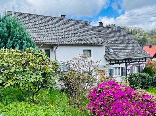 "Idyllisches Ein-Zweifamilienhaus mit großem Potenzial zur Verwandlung" Großer Garten, 3 Garagen